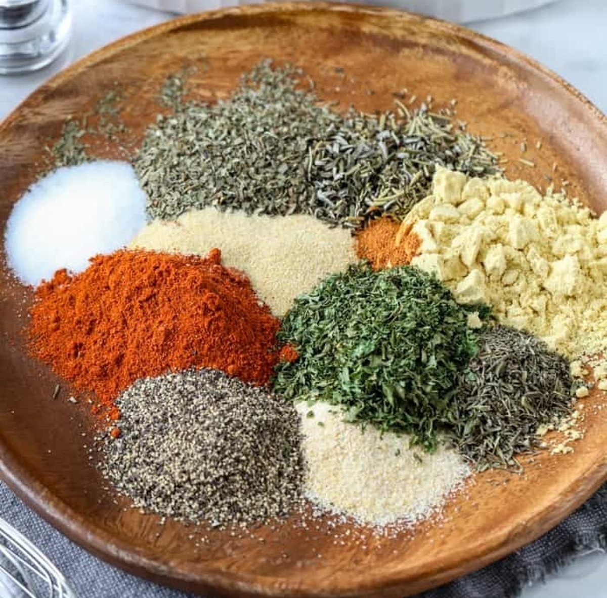 دیگر نیازی نیست پول به عطاری‌ها بدهید ادویه مرغ را به راحتی در خانه درست کنید