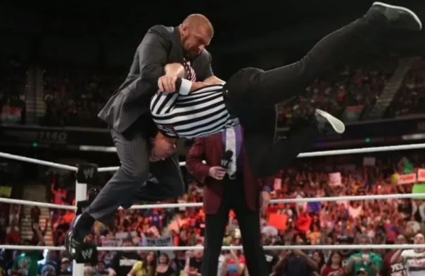داوران کشتی کج WWE چقدر پول به جیب می‌زنند؟