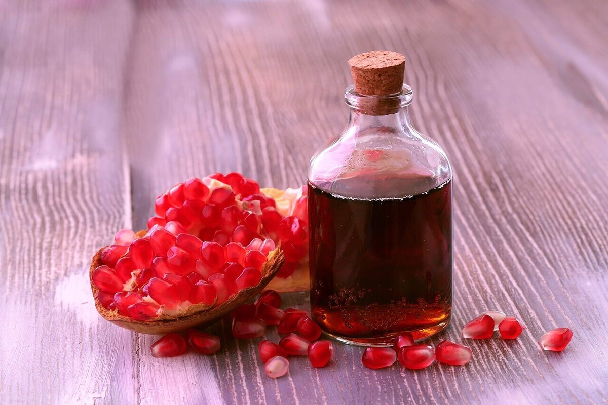 خواص شگفت‌انگیز روغن هسته انار که برای پوست و موی شما معجزه می‌کند!