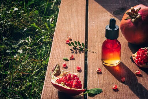 خواص شگفت‌انگیز روغن هسته انار که برای پوست و موی شما معجزه می‌کند!