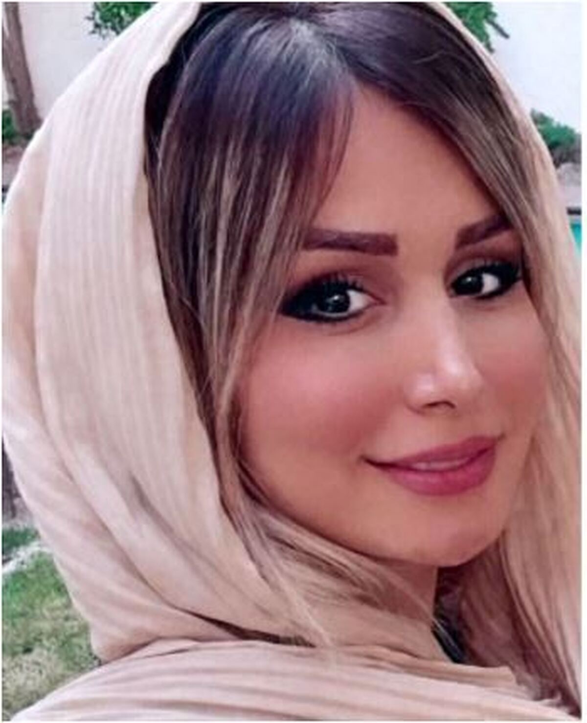 سلفی آیینه‌ای سپیده بزمی پور و دختران شاخ و شمشادش در آسانسور خانه اش