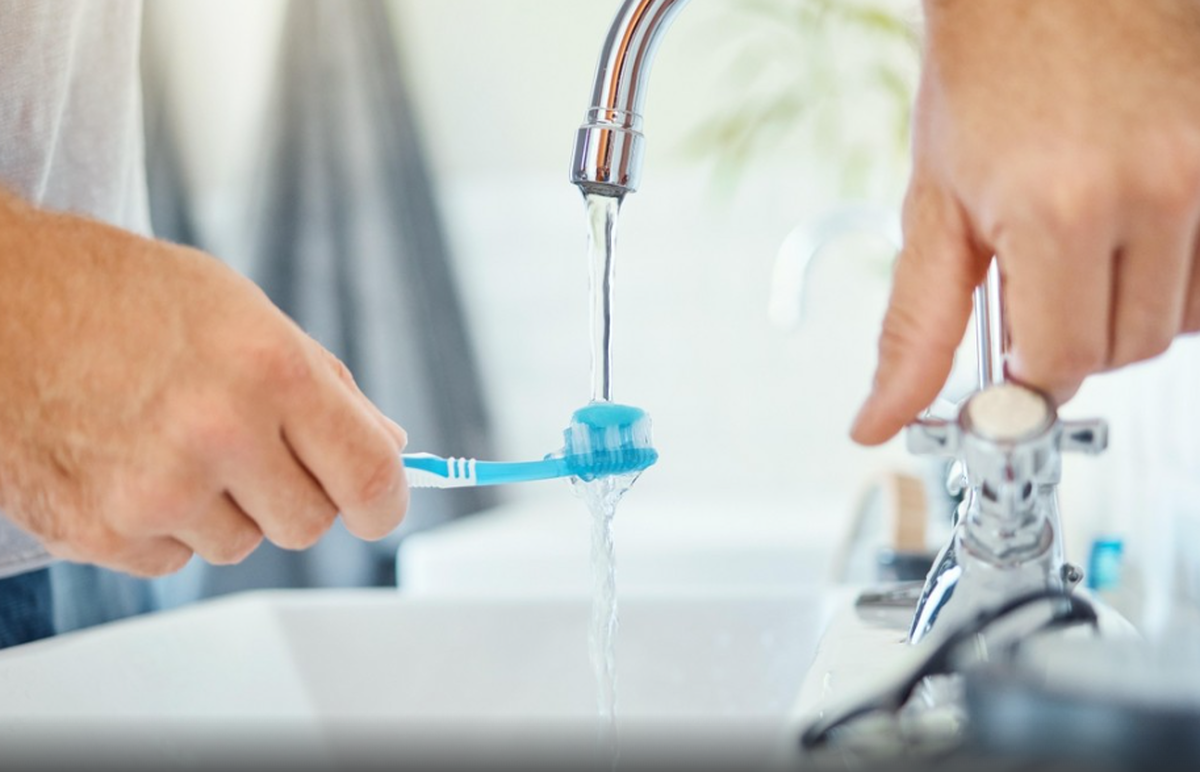 متخصص بهداشت نحوه تمیز کردن صحیح مسواک پس از مسواک زدن را فاش کرد