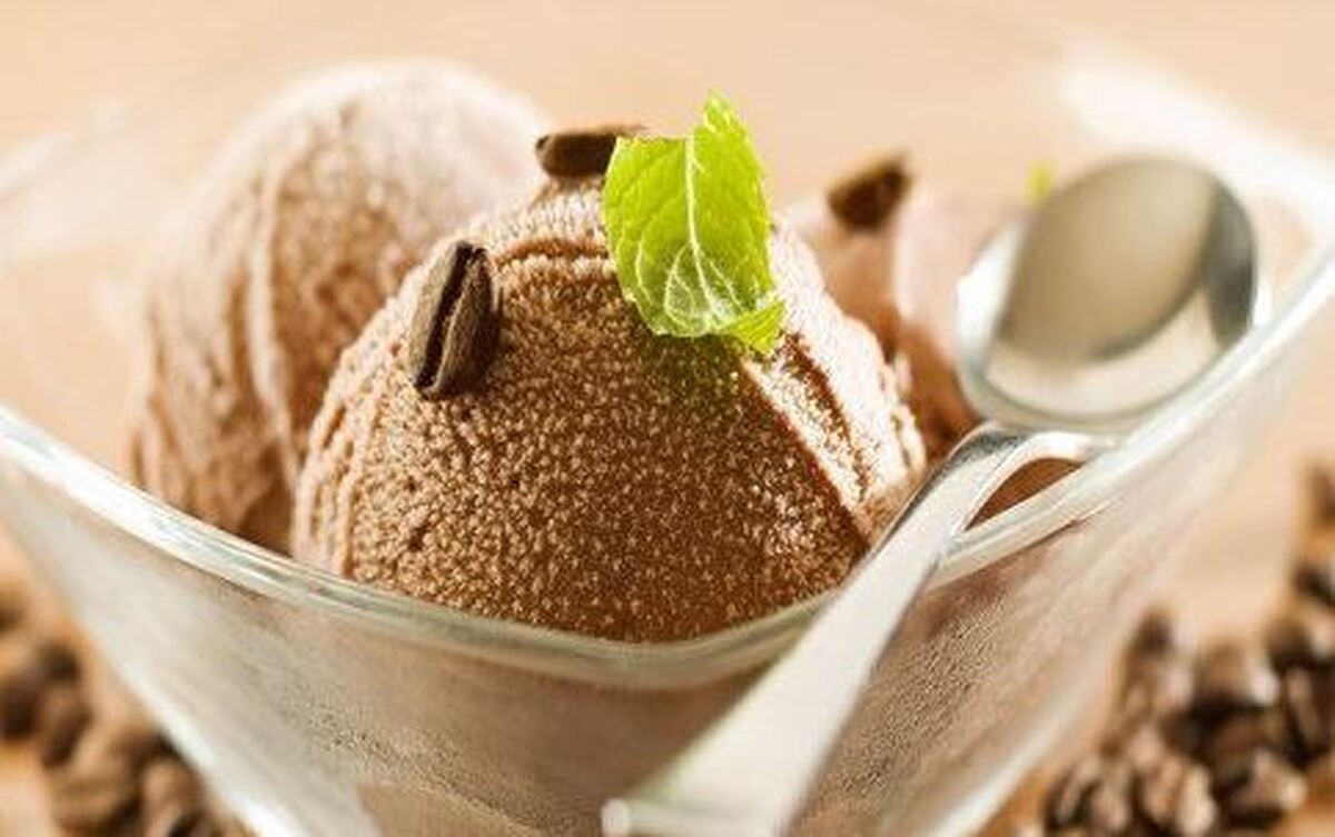 تو این هوای گرم و طاقت فرسا فقط این بستنی  قهوه  بی نظیر می چسبد