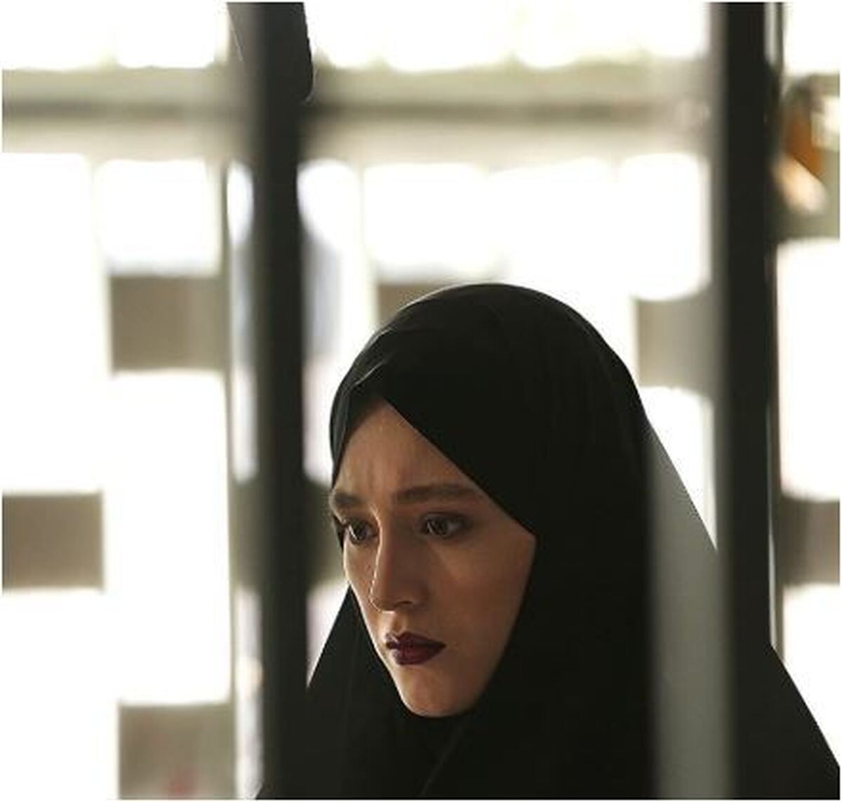 فیگور راحتی فرشته حسینی در حیاط باغ شخصی اش دیدن دارد/سیگار چی میگه تو دستش؟
