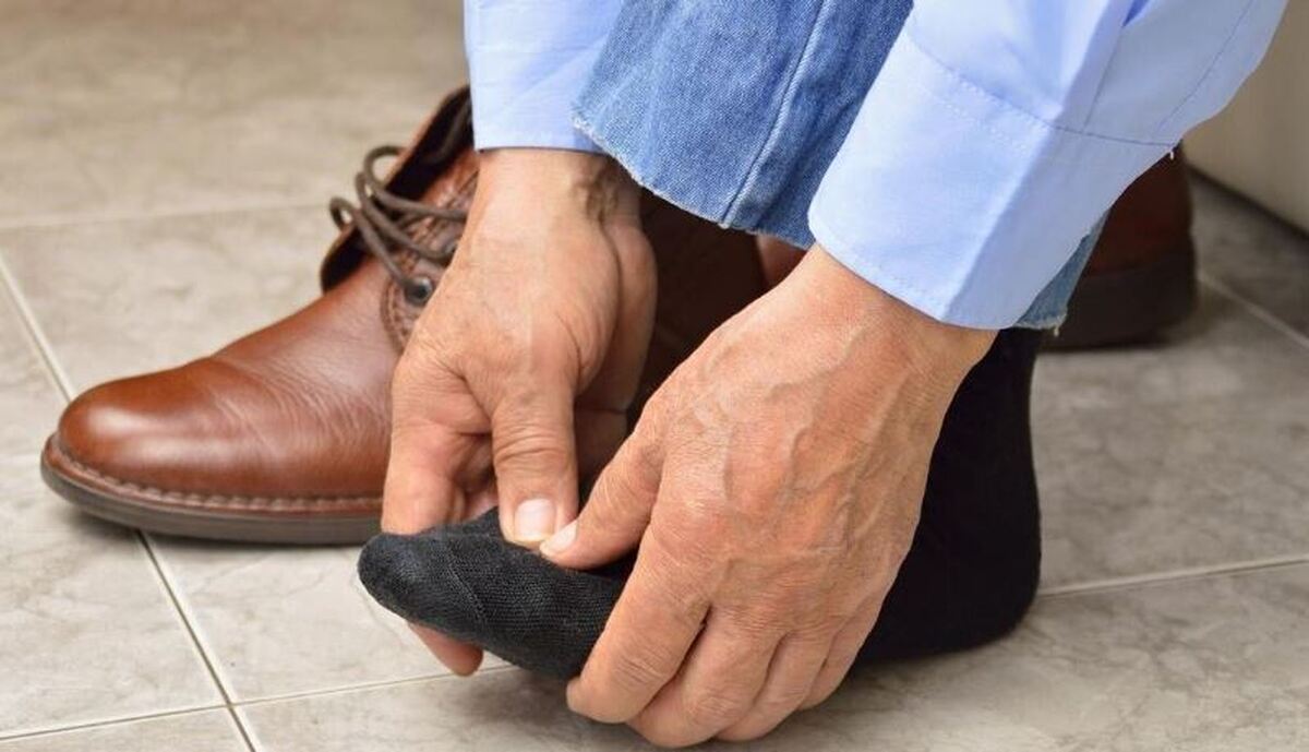 دلایلی که باعث بی حسی و گزگز پا می‌شوند را بدانید
