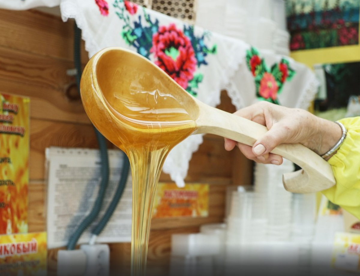 متخصص تغذیه علائم واضحی از عسل تقلبی را نشان می‌دهد
