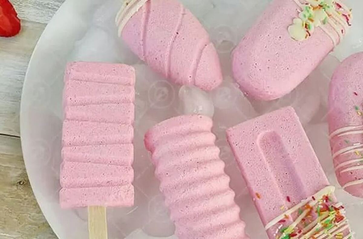 بستنی ژله‌ای توت فرنگی مخصوص این روز‌های گرم بهاری / رسپی