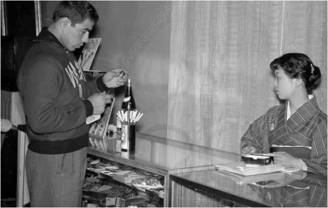 «غلامرضا تختی در حال خرید از یک مغازه در ژاپن»؛ سال ۱۳۳۷