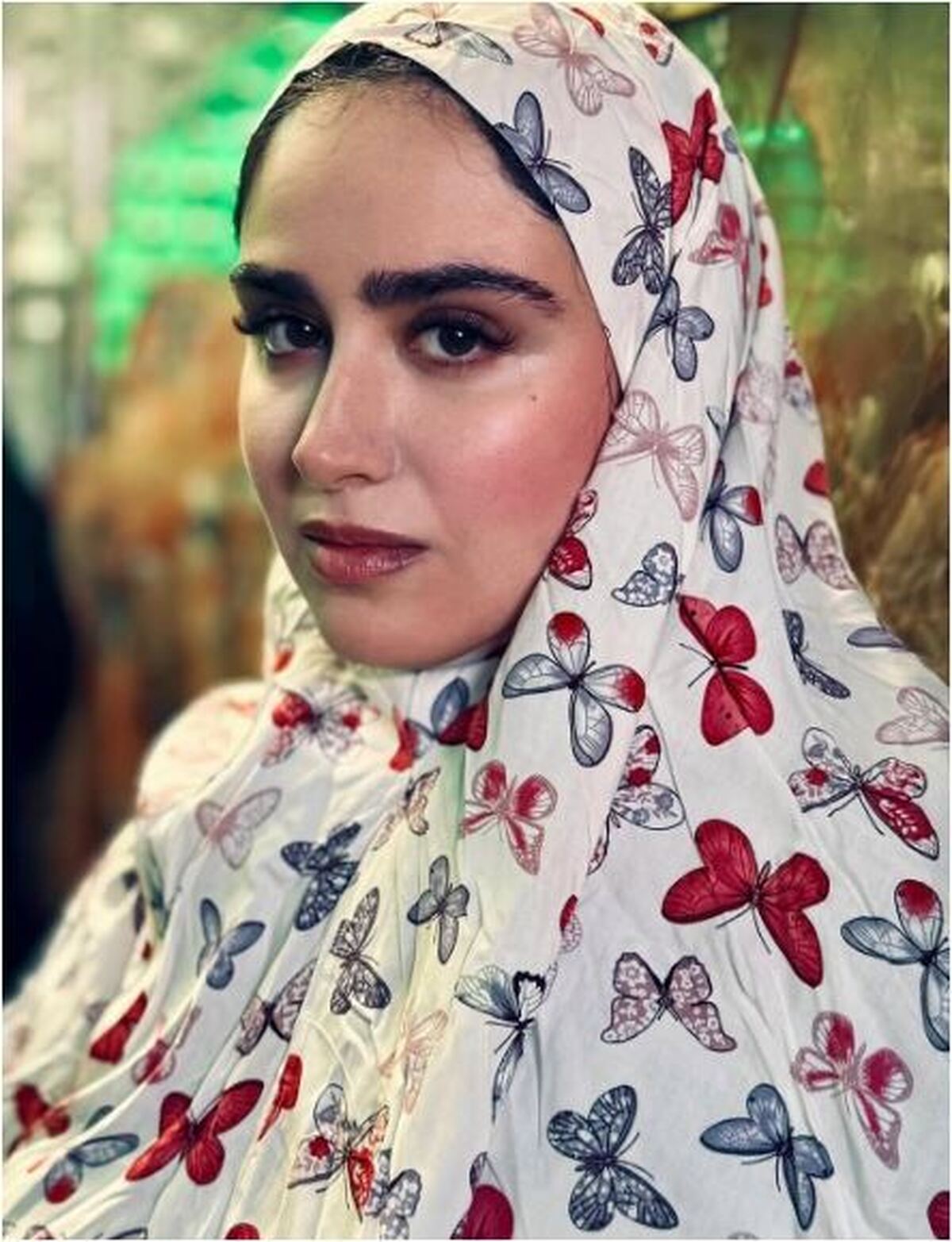 فیگور جالب هانیه غلامی با چادر گل دار سفیدش در یک امامزده مورد توجه قرار گرفت+عکس