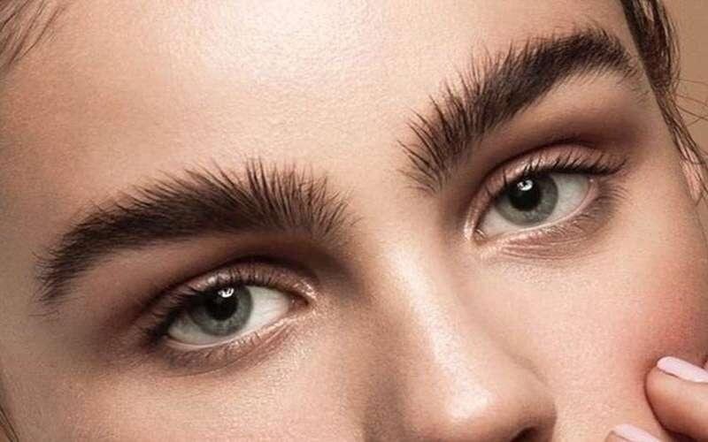 تاثیر مژه‌های بلند و ابرو‌های پرپشت در زیبایی/چگونه آنها را تقویت کنیم؟