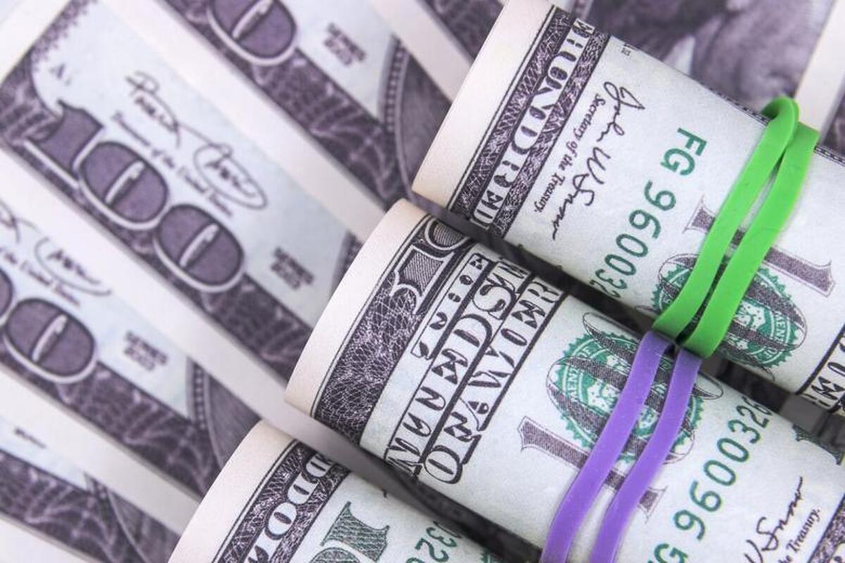 در ایالات متحده، آنها شروع به کسب میلیون‌ها دلار از طریق ارتباط با ترامپ کردند