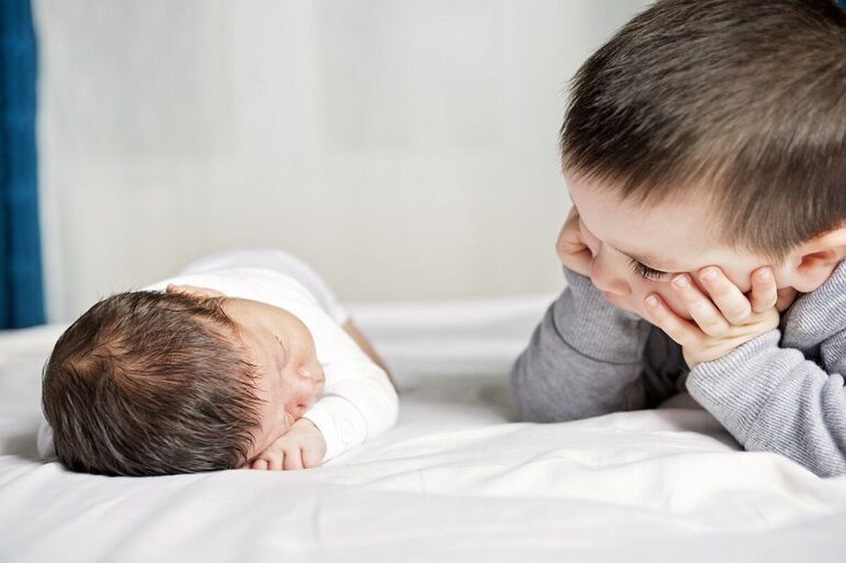چه رفتاری برای حسادت نکردن فرزند اول به ورود نوزاد جدید باید انجام دهم؟