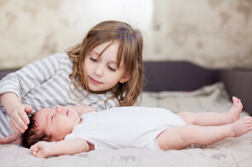 چه رفتاری برای حسادت نکردن فرزند اول به ورود نوزاد جدید باید انجام دهم؟