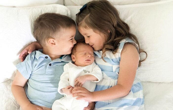 چه رفتاری برای حسادت نکردن فرزند اول به ورود نوزاد جدید باید انجام دهم؟
