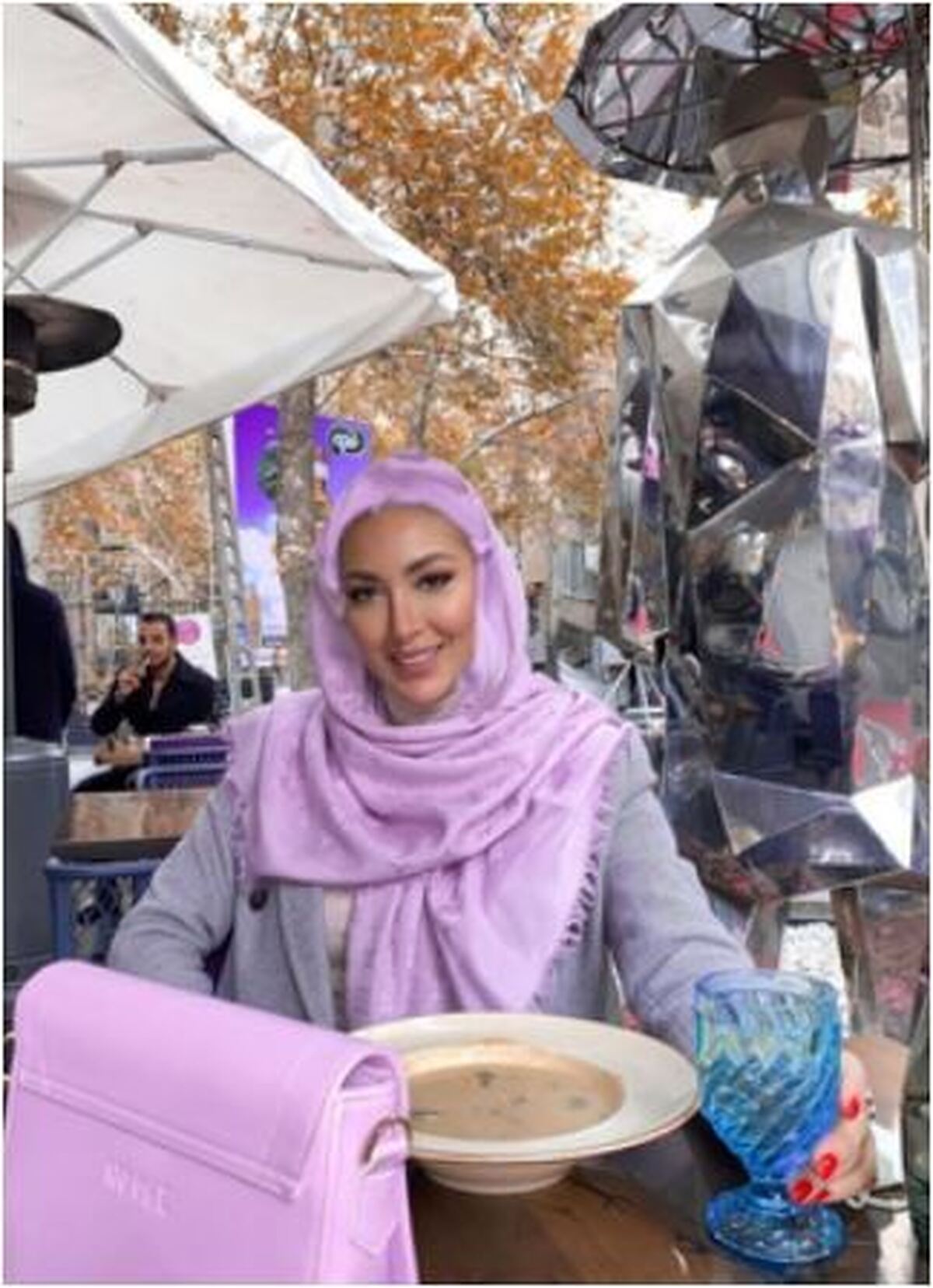 نگاهی به استایل شلوغ در عین حال جذاب مینا مختاری در یک کافه شیک+عکس