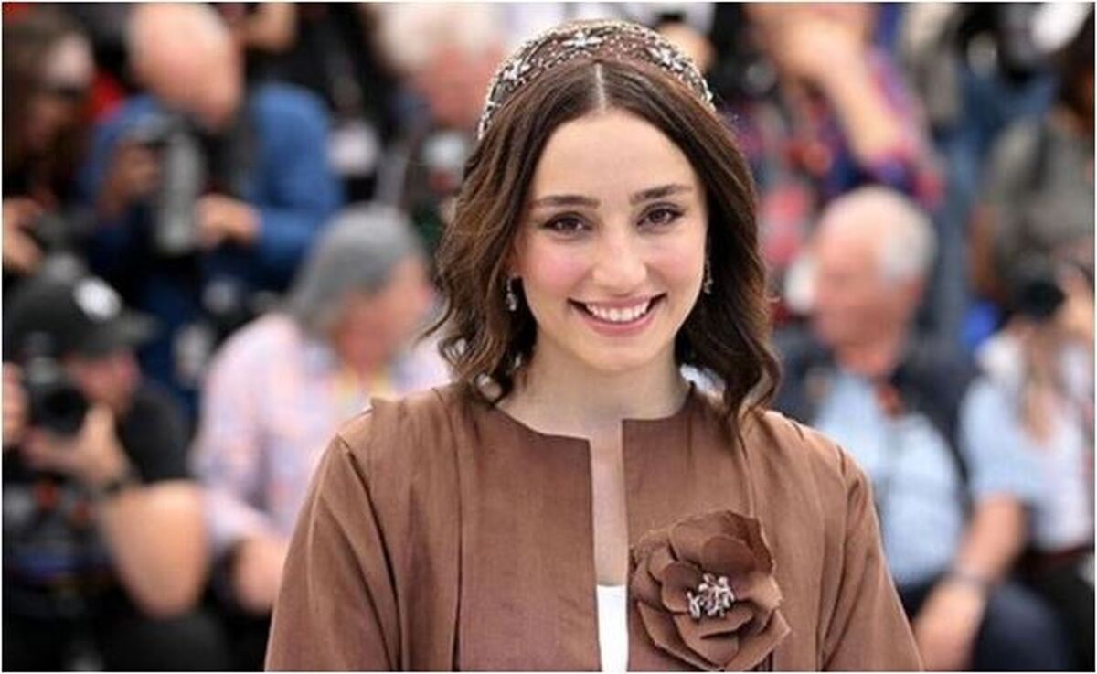 کشف حجاب سها نیاستی در سفرش به پاریس جنجال آفرین شد