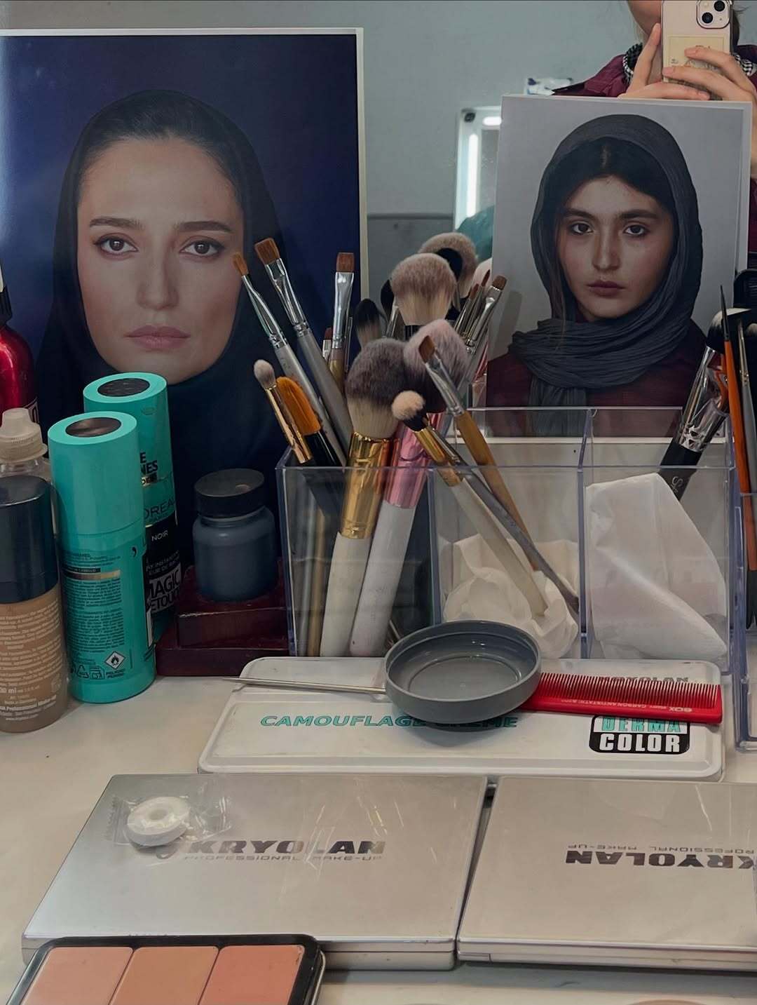 جواد عزتی در کنار بازیگر جوان سریال وحشی