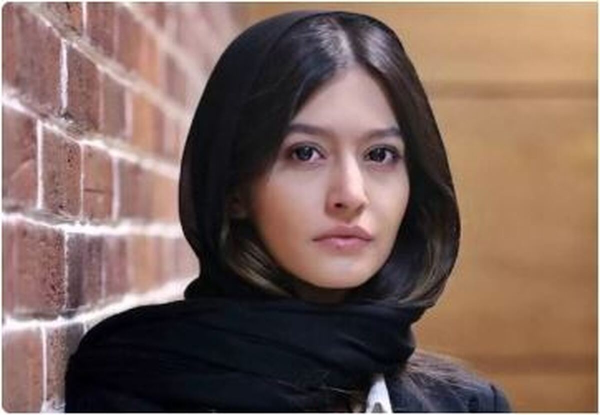 استایل رنگ روشن و مونوکروم پردیس احمدیه در یک سلفی آینه‌ای!