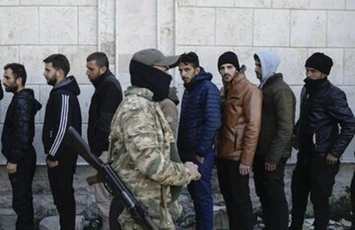 حمله عناصر مسلح رژیم الجولانی به مینی بوس شهروندان سوری در نزدیکی یکی از روستا‌های اطراف حماه