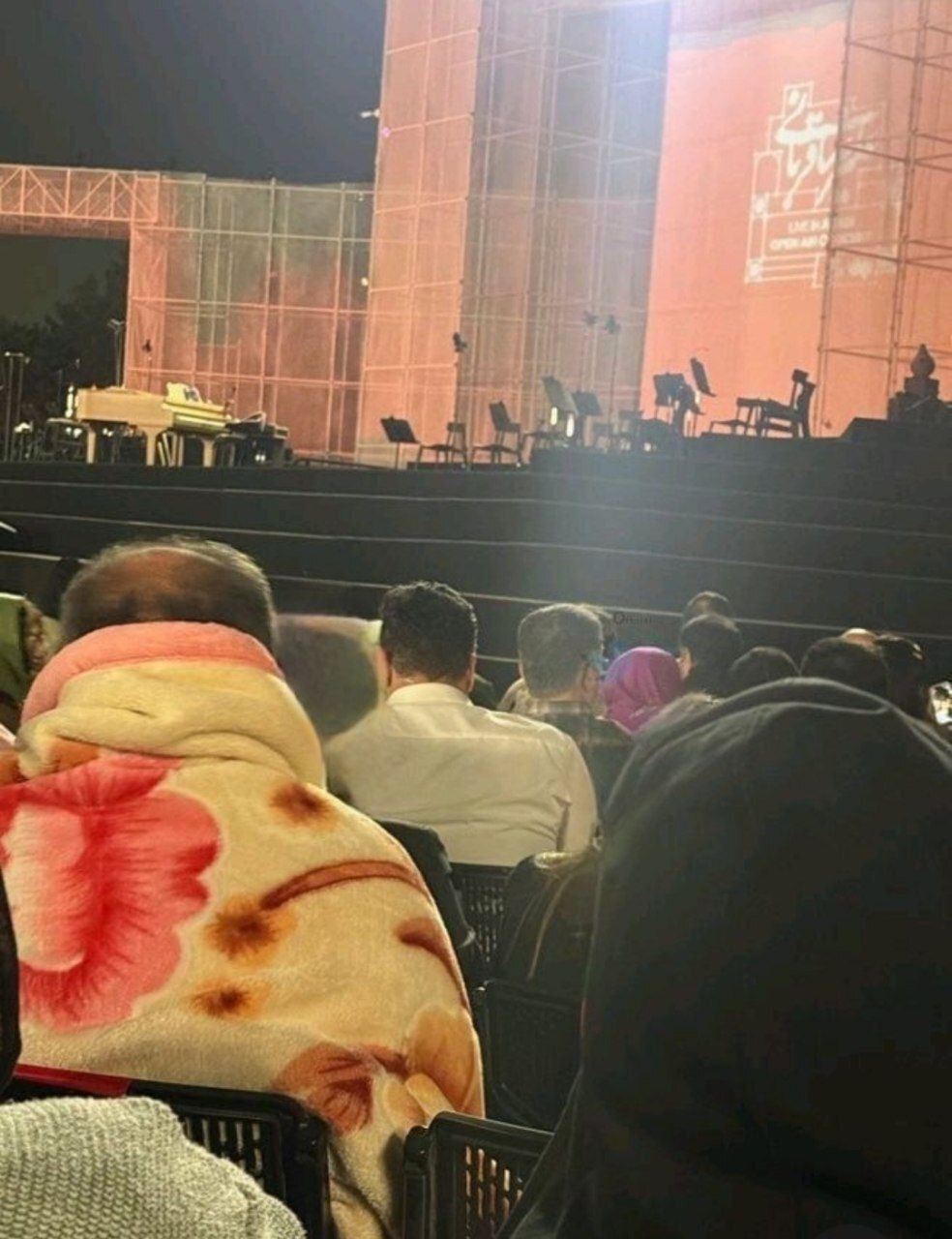 پتو پیچ شدن هواداران علیرضا قربانی در کنسرت سوژه شد! +عکس
