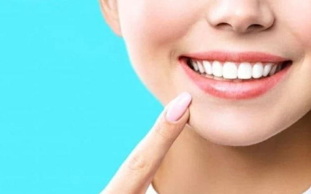 ۷ روش جرم گیری و سفید کردن دندان‌ها در منزل با مواد طبیعی