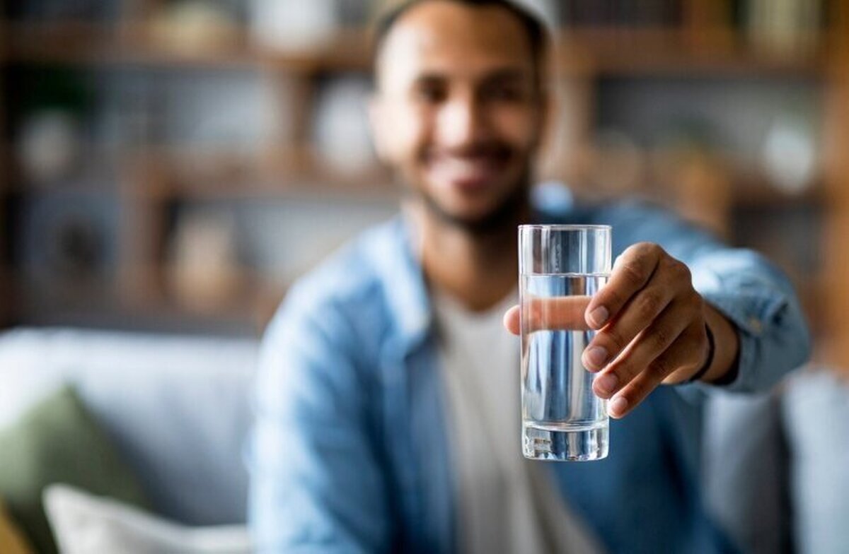 نوشیدن آب با غذا؛ مفید یا مضر؟