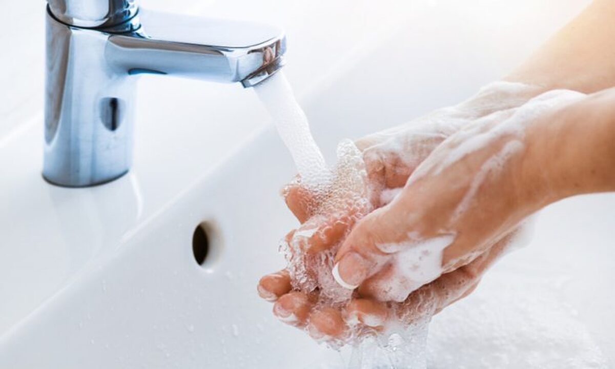 آیا شستن دست‌ها بدون صابون کاملاً بی‌فایده است؟