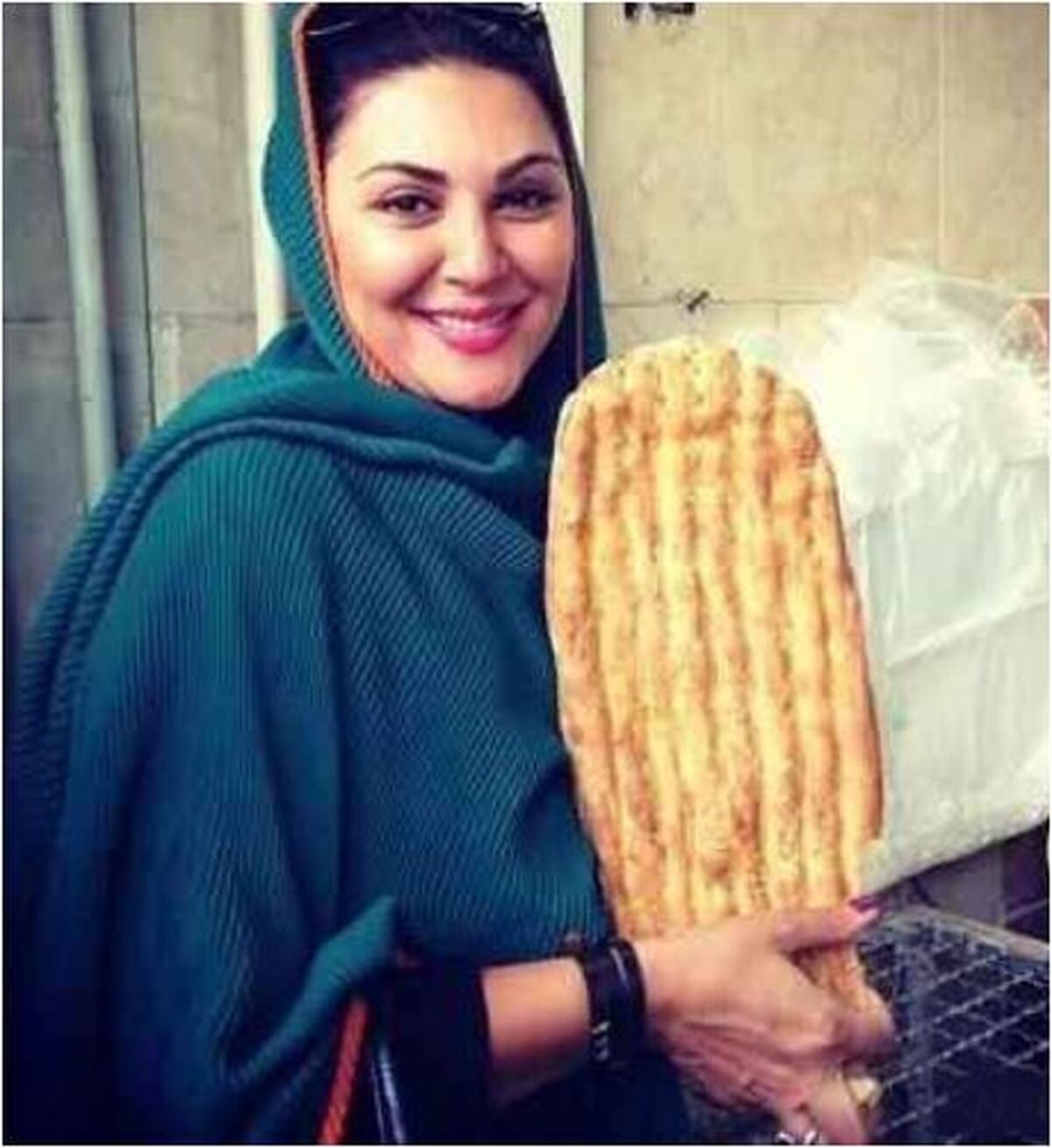 تصاویر جالب شکار شده از بازیگران و چهره‌های معروف در صف نانوایی!
