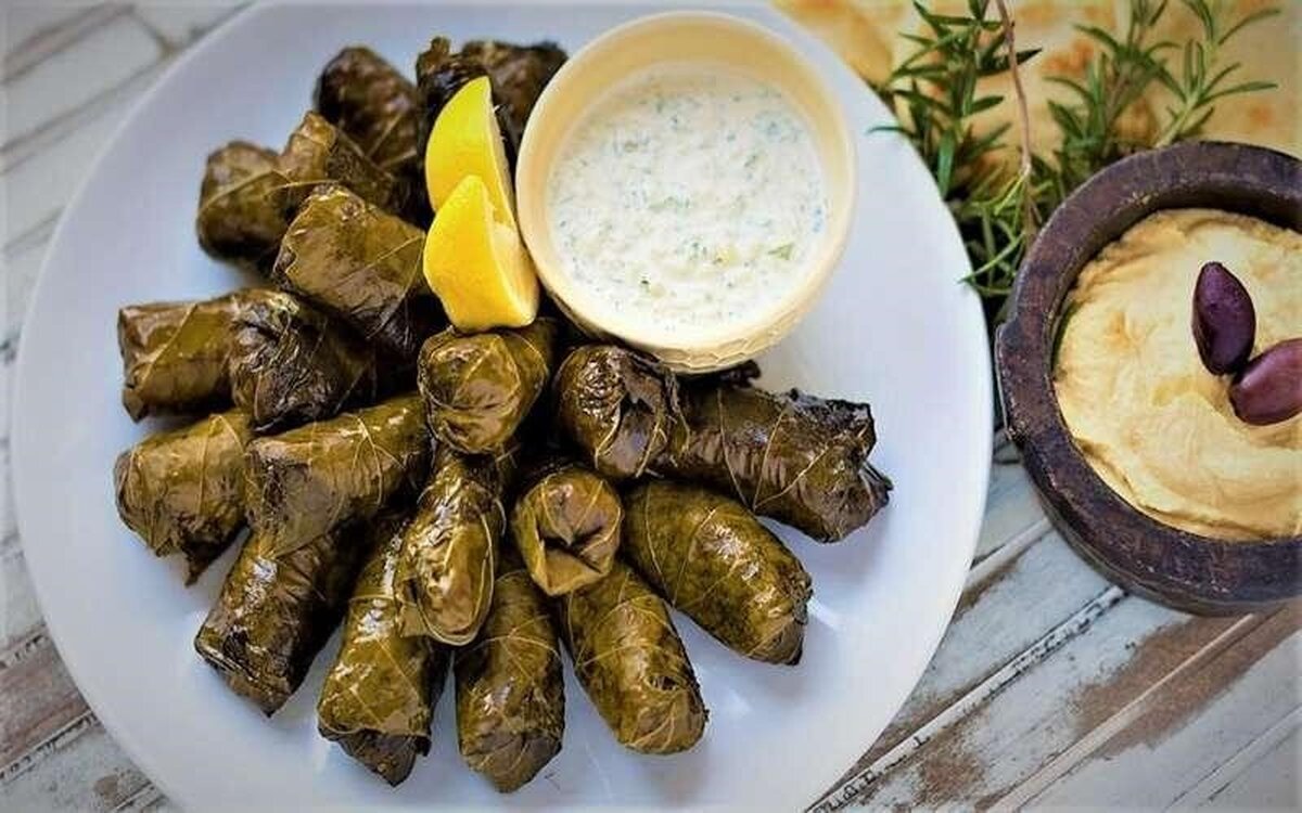 تبریزی‌ها اینجوری دلمه برگ مو درست می‌کنن!