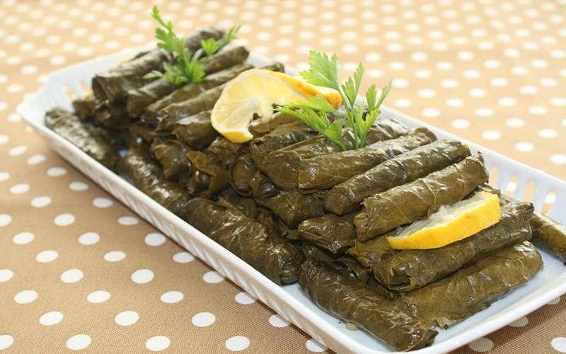 تبریزی‌ها اینجوری دلمه برگ مو درست می‌کنن!
