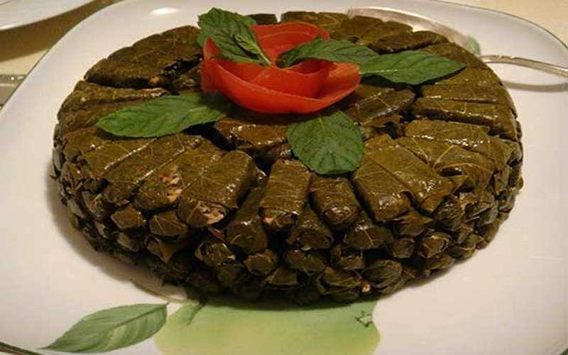 تبریزی‌ها اینجوری دلمه برگ مو درست می‌کنن!