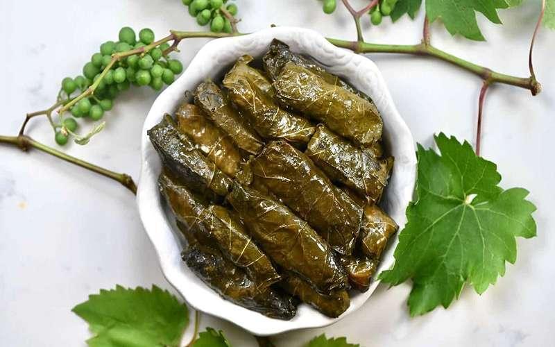 تبریزی‌ها اینجوری دلمه برگ مو درست می‌کنن!