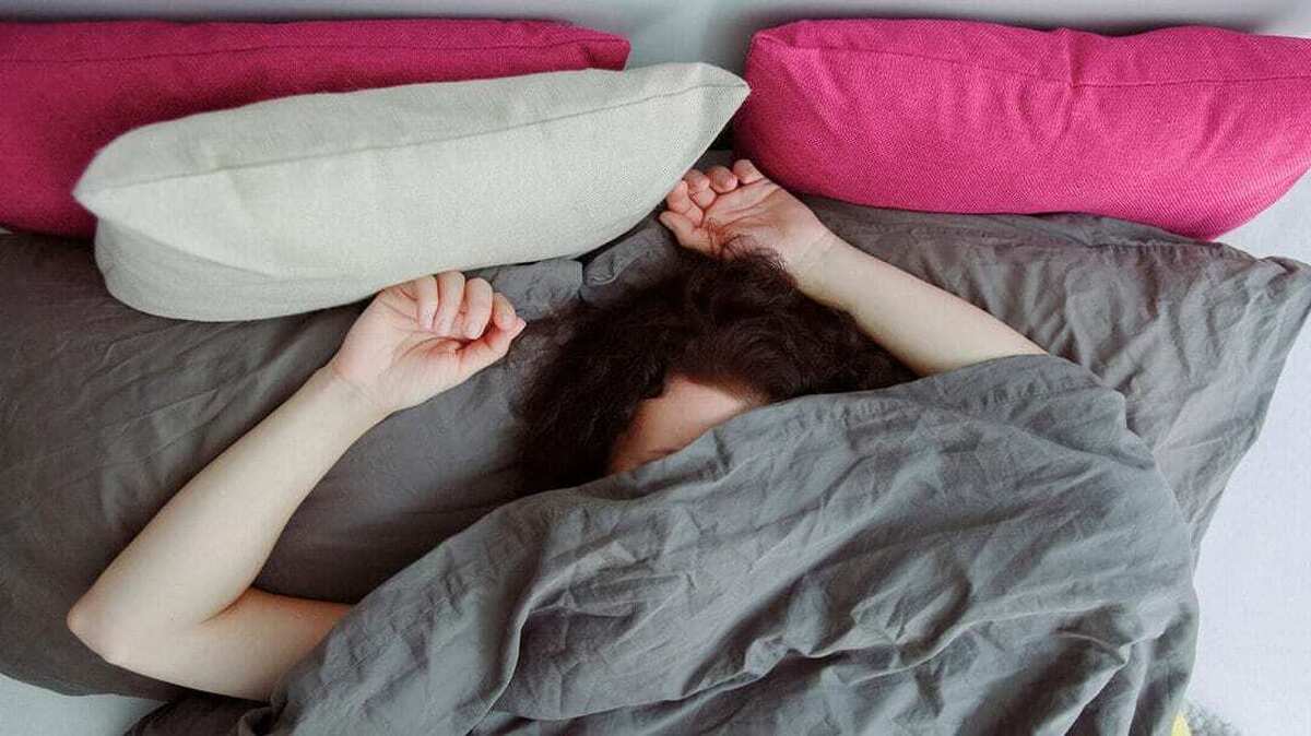 خواب بیش از حد چگونه بر سلامت روان تأثیر می‌گذارد؟