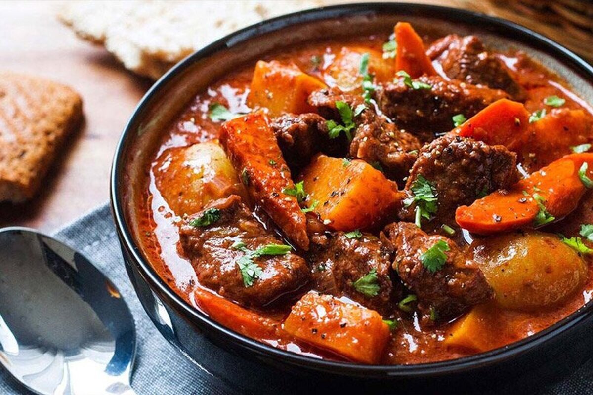 رسپی خورش گوشت و سبزیجات؛ مقوی ساده و بی نظیر!