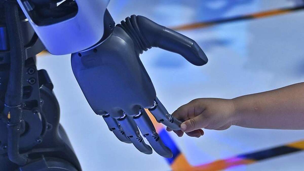 ربات‌ها مجتمع مسکونی تاریخی ۷۵۰۰ تنی در شانگهای را جابجا می‌کنند