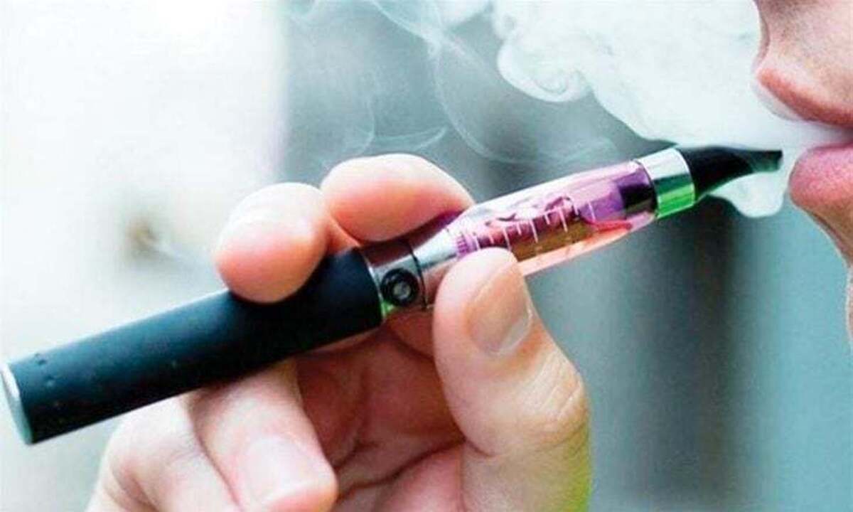 چرا پزشکان خطرات زیادی را در پسِ کشیدن سیگار‌های الکترونیکی می‌بینند؟