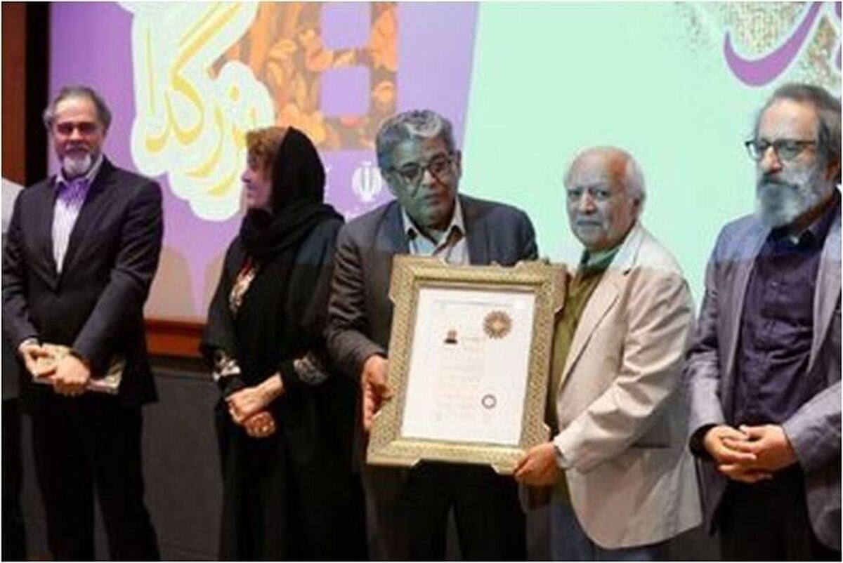 گواهینامه درجه یک هنری طی یک مراسم به این بازیگر اهدا شد