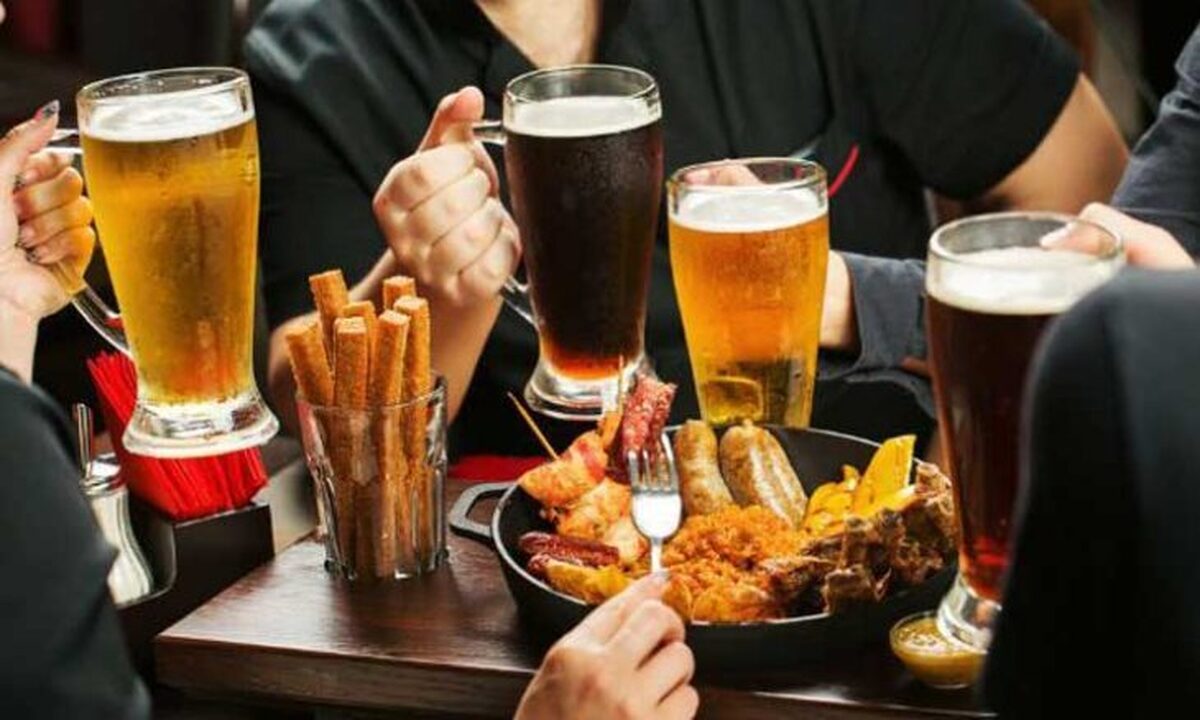 آیا نوشیدنی‌های گوارشی واقعاً به هضم غذا کمک می‌کنند؟