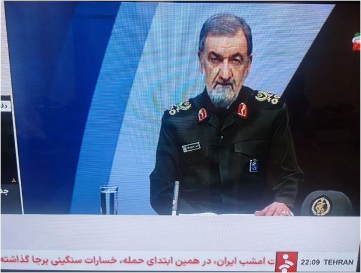 تصویر پر بازدید از محسن رضایی با لباس نظامی در برنامه تلویزیونی