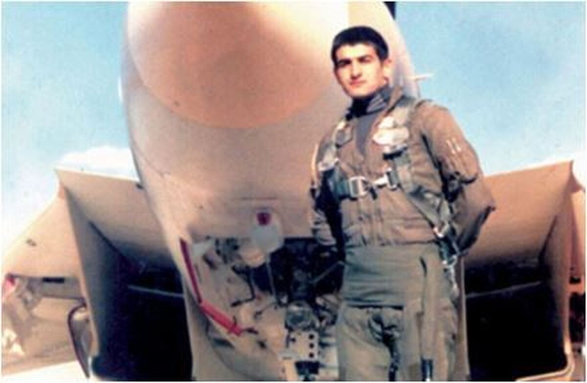 قابی خانوادگی از شهید بابایی کنار همسر و فرزندش