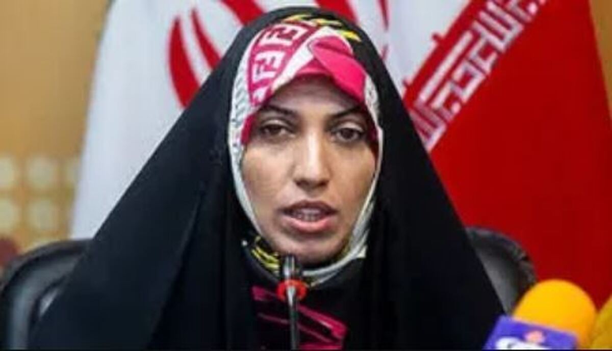 ژست آمنه سادات ذبیح‌پور در کنار همکاران خبرنگارش قبل از حمله!
