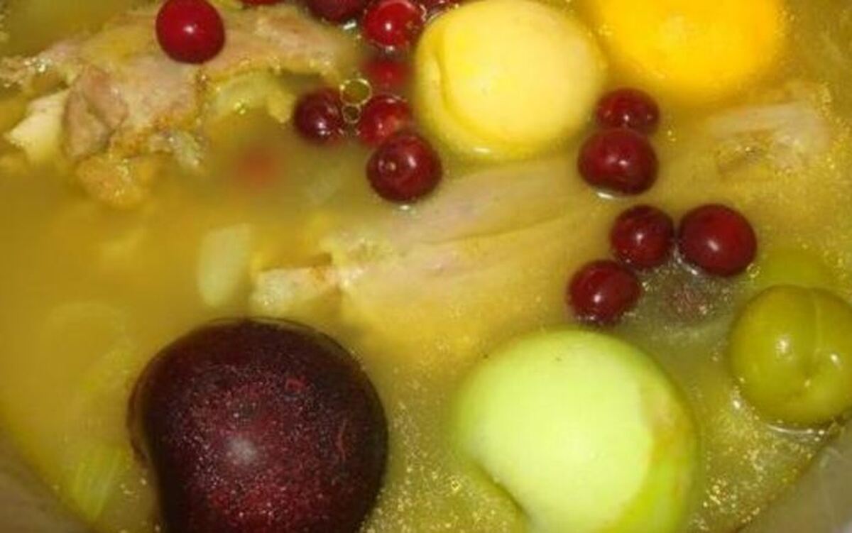 آبگوشت باغی با میوه‌های رنگارنگ و خوشمزه