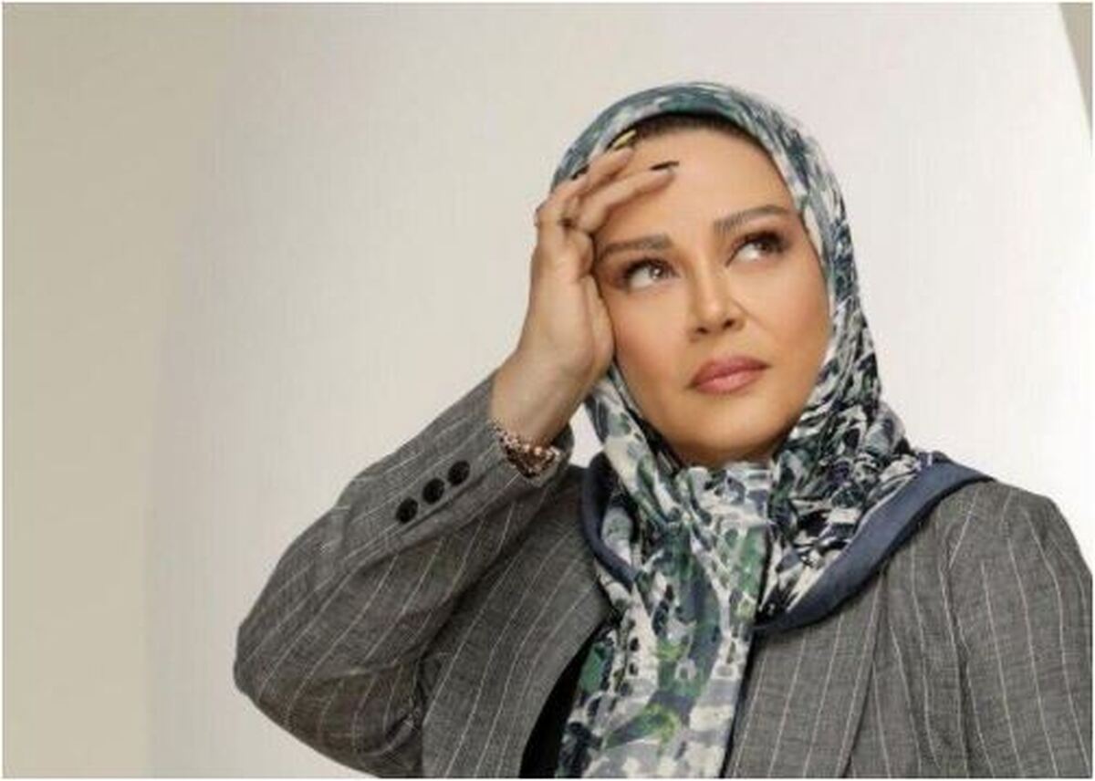 سلفی فخر فروشانه بهاره رهنما با ماشین اسپرت و عروسکی اش جلب توجه کرد!
