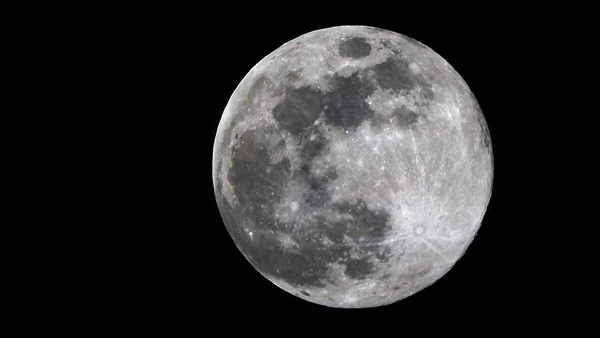 وزیر ارتش آمریکا از حضور یک سرباز آمریکایی در ماه خبر داد