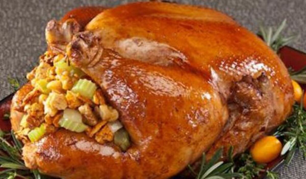 مرغ شکم پر گیلانی با سبزی یک غذای اصیل برای مهمان‌های ویژه