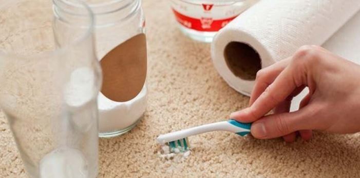 چگونه لکه‌های چای روی فرش را از بین ببریم؟
