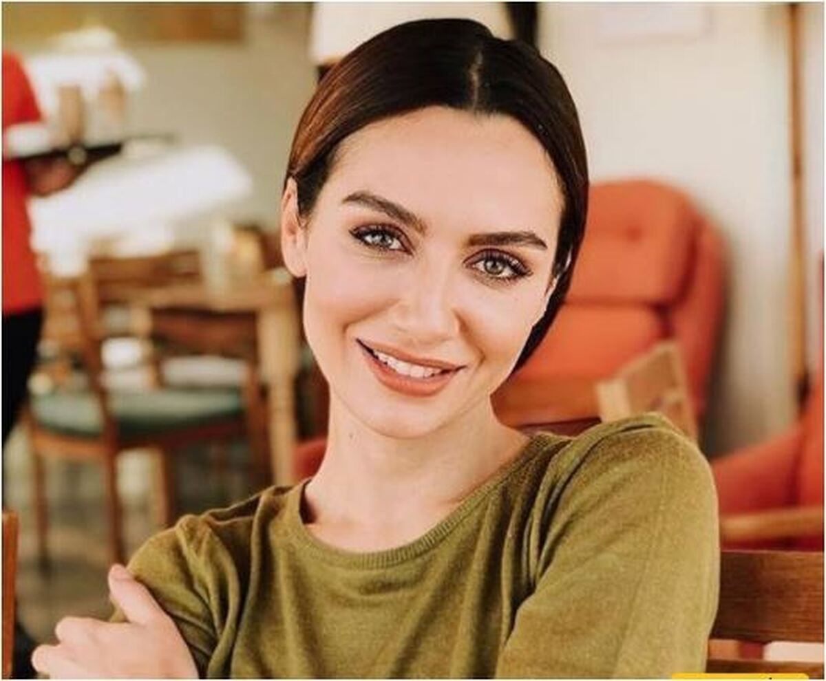 نگاهی به استایل‌های ساده و در عین حال شیک بازیگر جذاب ترکی در یک لوکیشن خاص