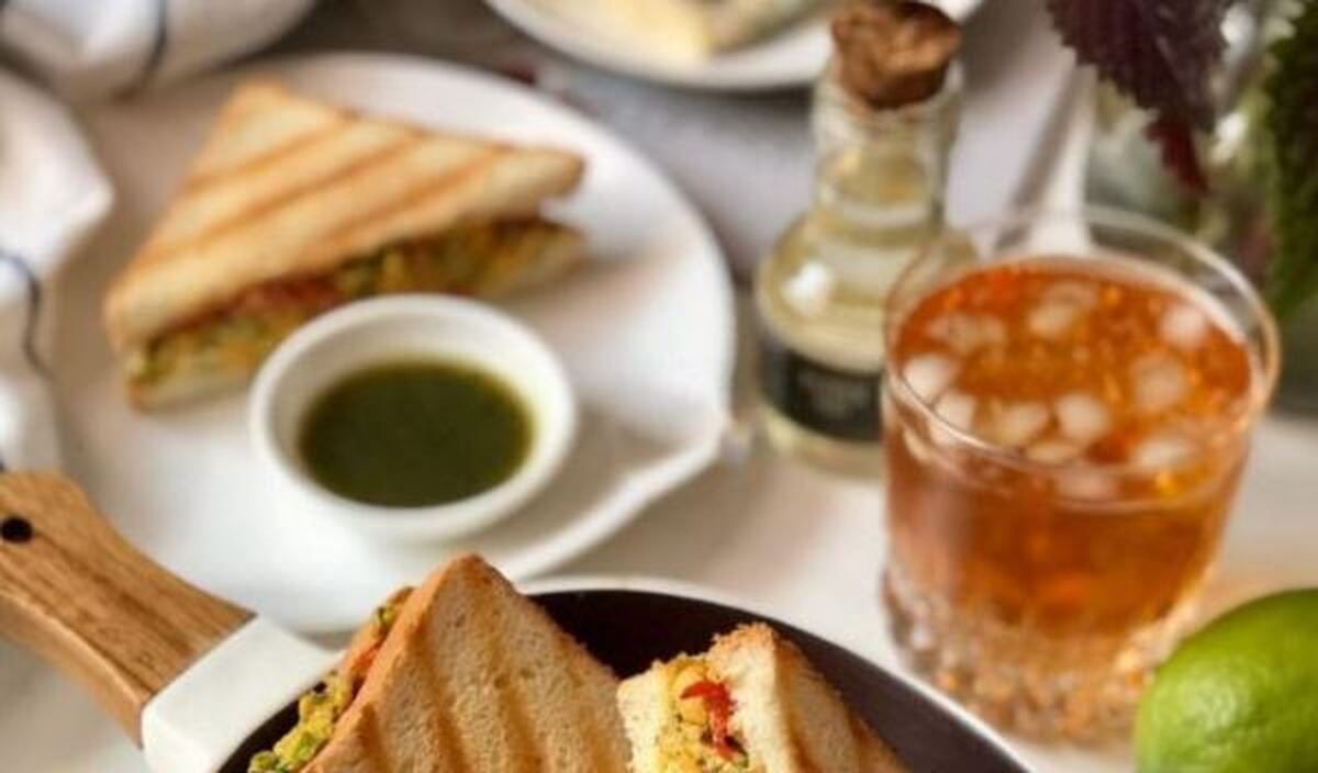 طرز تهیه یک ساندویچ فست فودی ساده با مرغ و ذرت