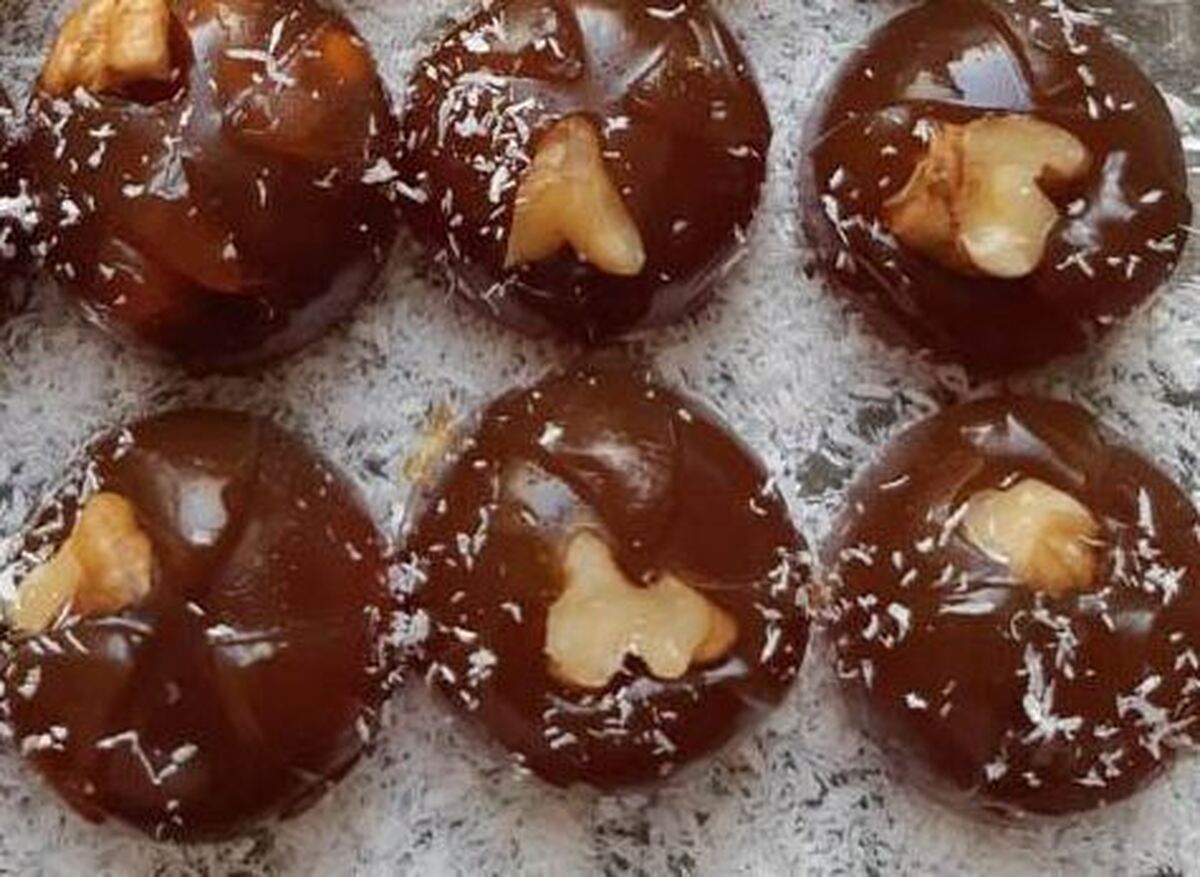 باسلوق شیره انگور با هل در کنار چای حسابی می‌چسبد