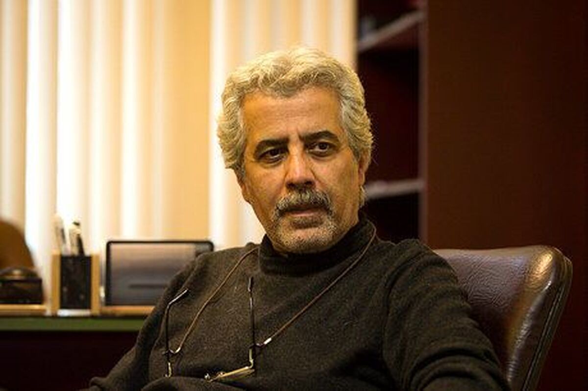 احمدرضا درویش جایزه‌هایش را به مجری شجاع شبکه خبر تقدیم کرد